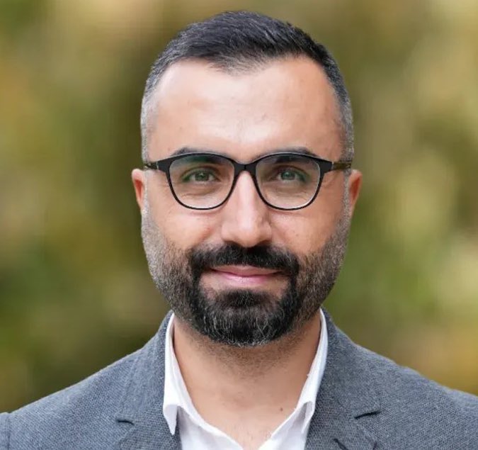 Tutuklu gazeteci Alican Uludağ, cezaevinden seslendi:

⚠️ “Türkiye’de gazetecilik, mayın tarlasında hakikat aramaya benziyor...”

• 73 gündür tutukluyum. 26 Şubat'tan bu yana tek kişilik hücrede tutuluyorum.

• Burada her gün bir gazetecinin tutsaklığına tanıklık ediyorsunuz.