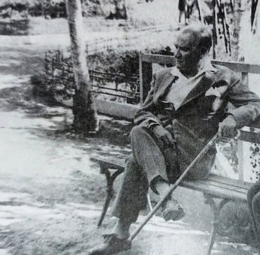 📅 - Mustafa Kemal Atatürk’ün 9 Ağustos 1928 tarihinde Gülhane Parkı’nda, Harf devrimi kabulünden önce çekilmiş fotoğrafı. 
➖ Gülhane Parkı, Osmanlı İmparatorluğu döneminde Topkapı Sarayı’nın dış bahçesiydi ve içinde bir koru ve gül bahçelerini barındırırdı.
Bazı bilginlere göre