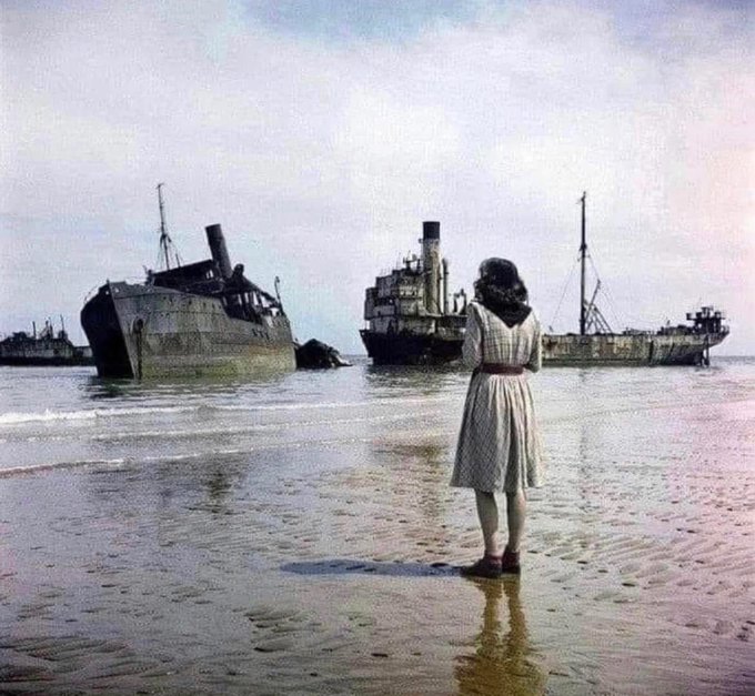 ThierryTout's tweet photo. OMAHA BEACH EN 1947 
Photo prise trois ans après le débarquement en Normandie.
Les bateaux de nos libérateurs étaient encore sur les plages...🧐
(📷J&amp;L Historical @Jason_R_Burt) https://t.co/e9pGvmGdRr