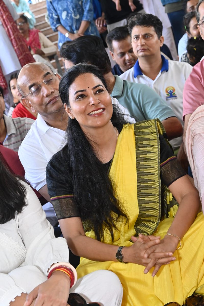 DrAnupamaSoni's tweet image. विश्व हास्य दिवस के उपलक्ष्य में  हास्य महोत्सव व प्रतियोगिता में सहभागिता का अवसर मिला।हँसी वास्तव में एक प्रभावी और प्राकृतिक चिकित्सा है। पूरे कार्यक्रम का सकारात्मक और आनंदमय वातावरण अत्यंत प्रेरणादायक रहा।
#हँसीउत्सव #WorldLaughterDay #PositiveEnergy #Jaipur #YogaLife