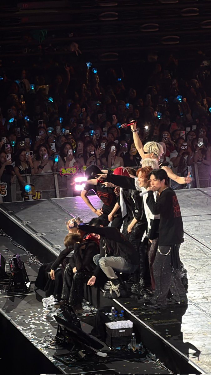 LEAIURS's tweet photo. udah seminggu aje :(((( HUHUHU SEDIHHHHHH BGTTTT BGTTTT AKAN GW BAHAS TERUS POKONY :((( SEEEEEU NEXT CONCERT (smg panjang umur banyak rezeki) https://t.co/bzIieUXJL4