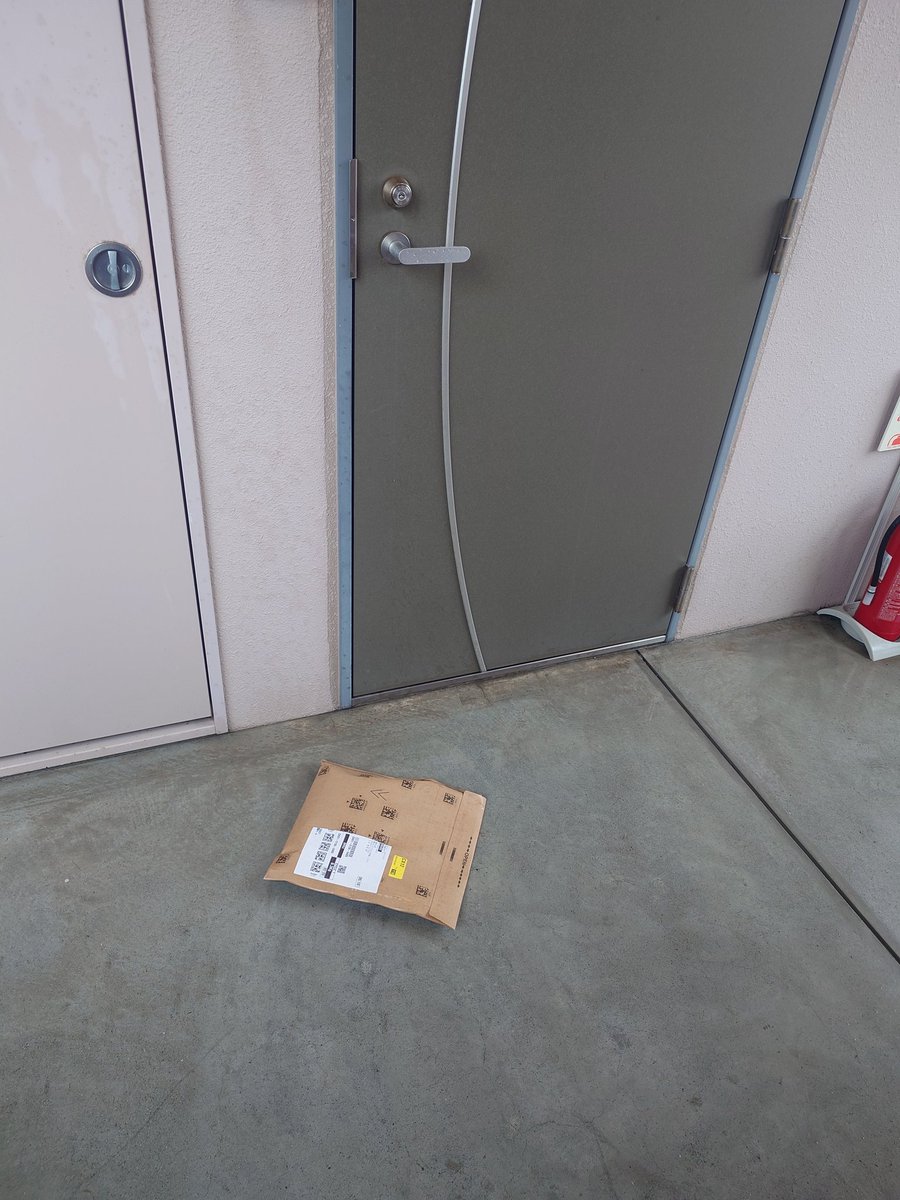 tamamon_1048's tweet image. Amazonで頼んでた映画DVDが配達メールが来た。ポストを見てみるが無い。宅配BOXに入れてあると思うが不在者届が無い。自分の部屋の前に来て愕然とした。配達物がずぶ濡れになって玄関前に落ちてた。置き配なんて頼んでない。てか配達員はどうやってエントランスの自動ドア突破した？クソが。 #Amazon