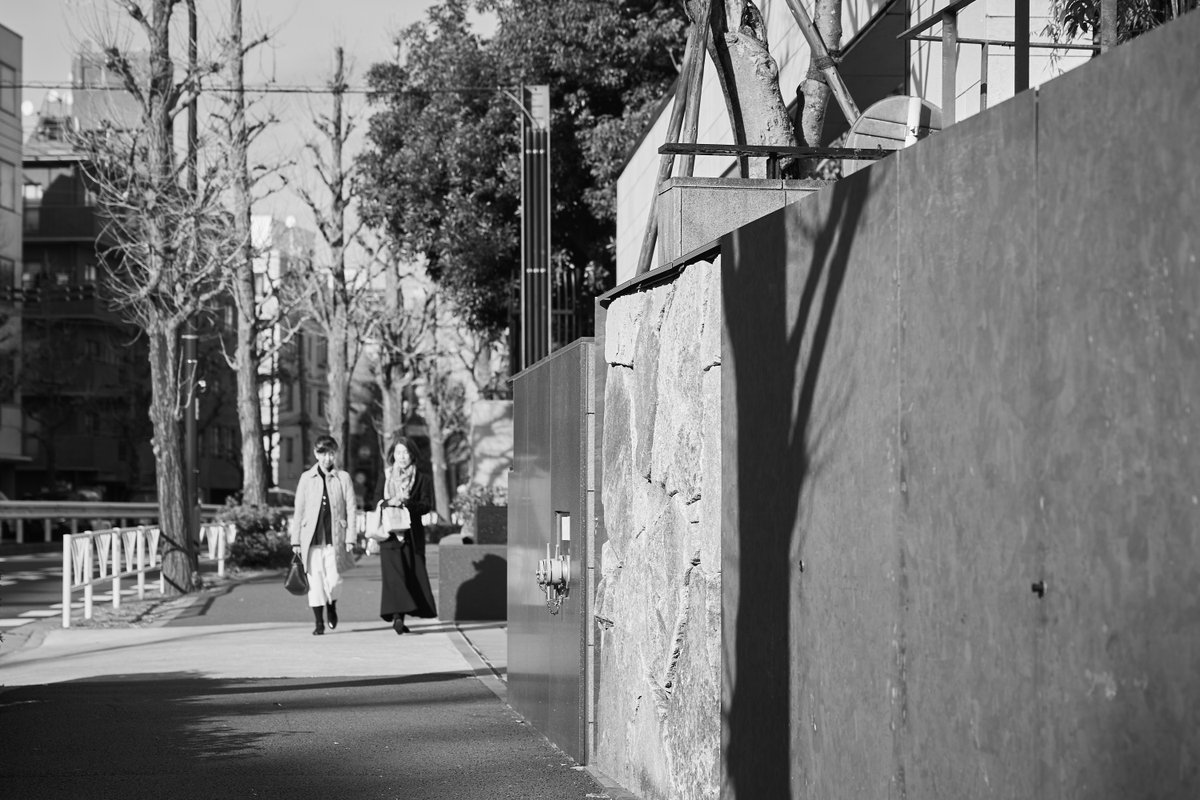 zauber2011's tweet photo. Between reflection, frame, and wall, distance takes form.
#StreetPhotography
#UrbanLayers
#Monochrome
#Reflections
#UrbanIsolation https://t.co/3xYl5SQShA
