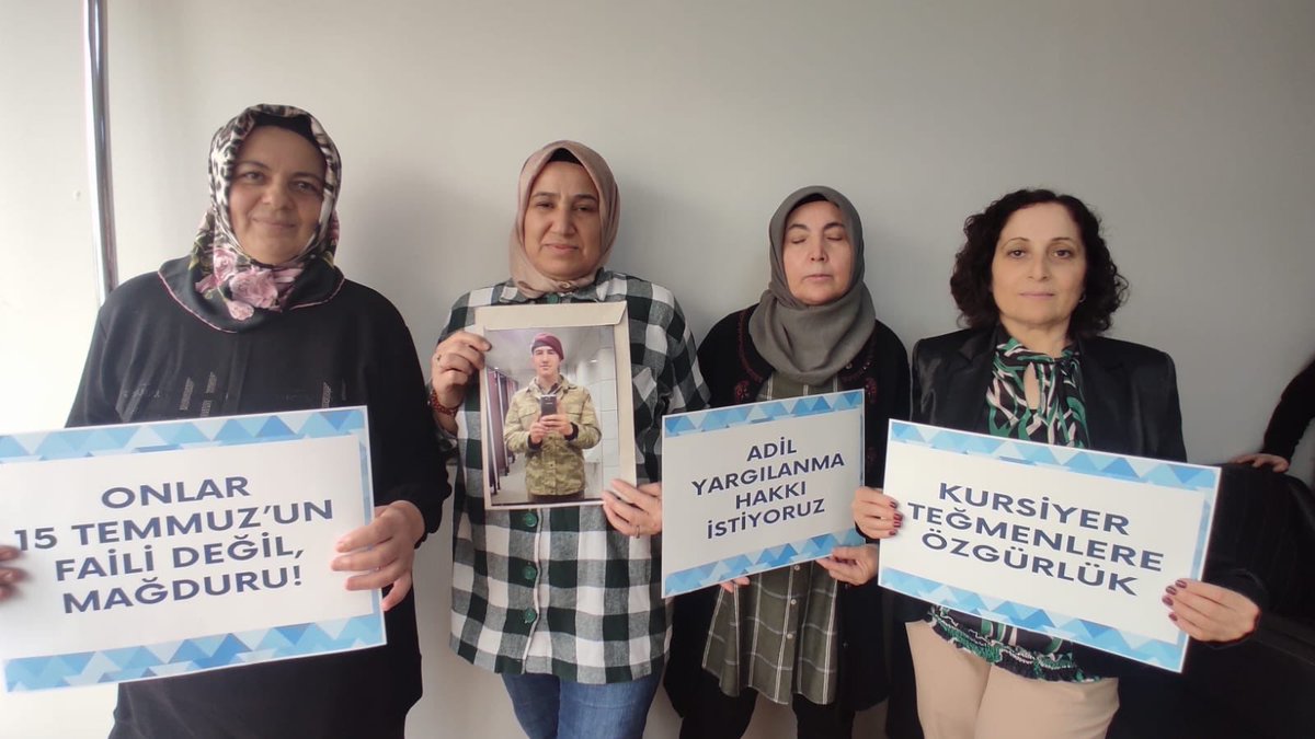 AyseSevimli8's tweet photo. Türkiye’de, 2016’daki  haksız yere suçlandığını düşünen kursiyer teğmenler, askeri öğrenciler ve erlerin anneleri, adalet arayışında kararlı bir mücadele veriyor
 anneler, evlatlarının masumiyetine inanarak, gece gündüz demeden seslerini duyurmaya çalışıyor. Bu anneler, çocuklarının özgürlüğü için sosyal medyada, sokaklarda ve mahkeme kapılarında durmaksızın hakikat ve adalet talep ediyor. Onların yürekten gelen çığlıkları, “Adalet yerini bulana kadar susmayacağız!” sözleriyle yankılanıyor. Bu mücadele, sadece bir anne yüreğinin değil, bir milletin adalet özleminin de sembolü! @abakingurlek  @NumanKurtulmus @AYMBASKANLIGI @herkesicinCHP 
@avidrissahin
 @devapartisi 
@RTErdogan
 @dbdevletbahceli  EŞİTLİK İNFAZ VE ADALET PLATFORMU !