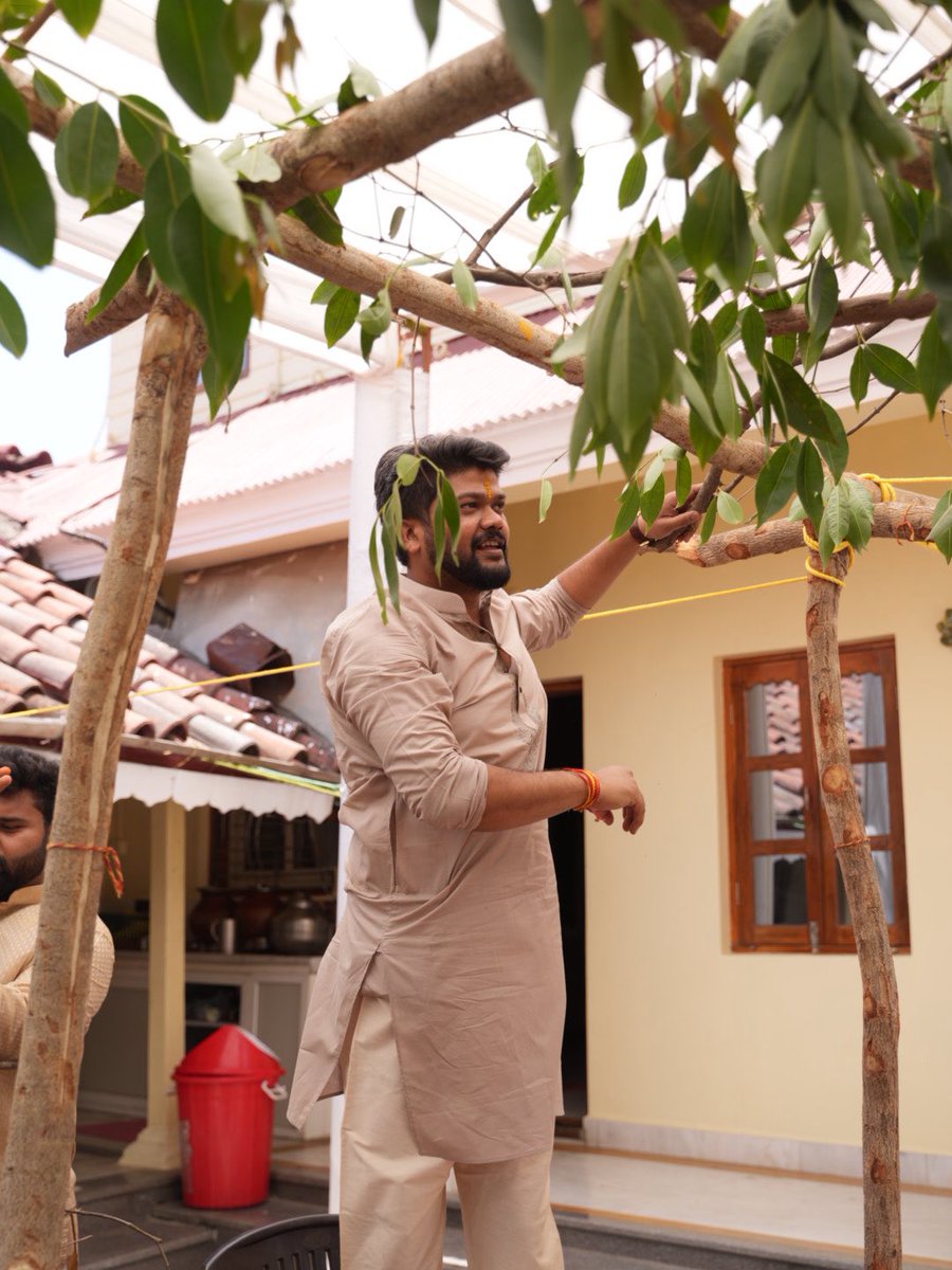 मड़वा की रस्म मेरे बहनोई श्री राजेन्द्र सिंह जी ने की ।वहीं आच्छादन का कार्य मेरे दामाद श्री <a href="/Shyambir_IAS/">Shyambir Singh</a> ने किया ।मुहल्ले के लोगों की भागीदारी हमारी पुरानी और सशक्त परम्परा है । <a href="/SSPatel15805493/">S S Patel ( मोदी का परिवार)</a> <a href="/jalamsing_patel/">JALAM SINGH PATEL (Modi ka parivar)</a> <a href="/phalitspatel/">Phalit Singh Patel</a>