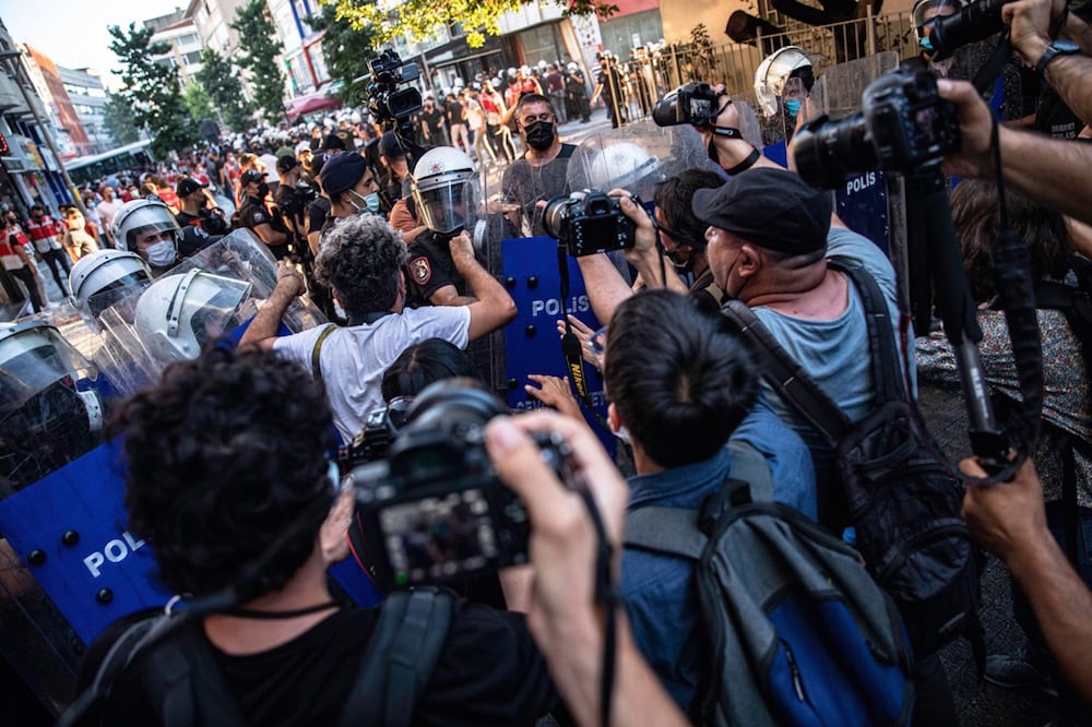 gyvorgtr's tweet photo. Sınır Tanımayan Gazeteciler @RSF_en tarafından sunulan Dünya Basın Özgürlüğü Endeksi’ne göre Türkiye, 2025 yılındaki 159. sırasına kıyasla bu yıl 163. sırada yer alarak keskin bir gerileme yaşamaktadır. GYV/JWF, İnsan Hakları Konseyi Danışma Komitesi Raporu’na sunduğu katkıda, “son yirmi yıl içinde Türkiye hükümetinin kamu yayıncılığı üzerindeki doğrudan kontrolü ve ana akım medyanın büyük bir kısmı üzerindeki dolaylı kontrolü de dahil olmak üzere, basın kuruluşlarının %90’ından fazlasını ele geçirdiğini” vurgulamıştır.