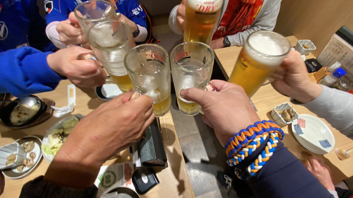 残念会4人に
祝勝会2人巻き込んで
6人で飲みまくりの
かもめ横丁で蛍の光🤣🤣🤣🤣