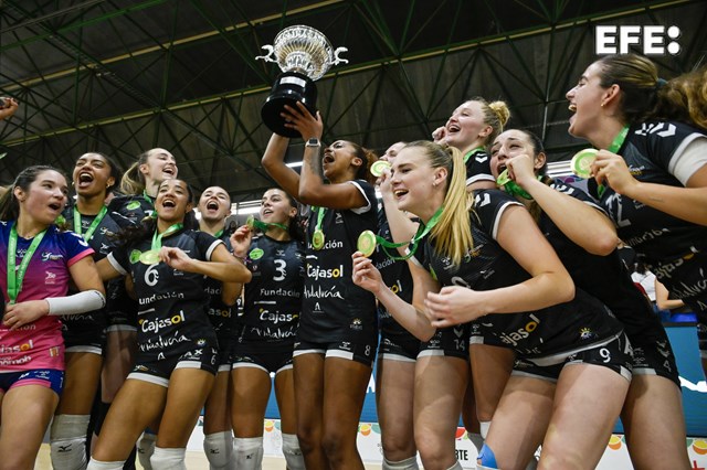 🏆🏐El Esquimo se proclama campeón tras remontar la serie final al Heidelberg

🔝Doblete histórico del Fundación Cajasol Esquimo.
🆚<a href="/CAVEsquimo/">Club Voleibol Esquimo🏐💚</a> 21-25, 25-21, 25-22, 21-25 y 15-9 <a href="/CD_Heidelberg/">CD Heidelberg</a>