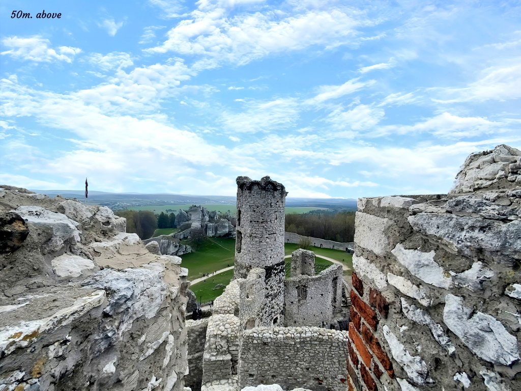 tsEmma15's tweet image. Ogrodzieniec #Castle, #Poland
It is the largest of the castles on the Trail of the Eagles' Nests. The castle was built in the 14th-15th c. and rebuilt in the Renaissance style in the 16th c.
The castle walls are picturesquely set into the high limestone cliffs.
#architecture