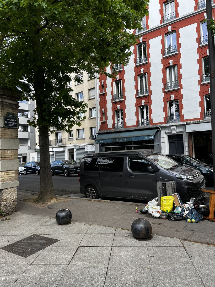 PBlettery's tweet photo. @mairie15 @Philippe_Goujon @GregoryCanal Par contre, au niveau propreté , quartier Georges Brassens , théâtre Silvia Monfort, c’est pas encore ça https://t.co/ZbXT10UqHa