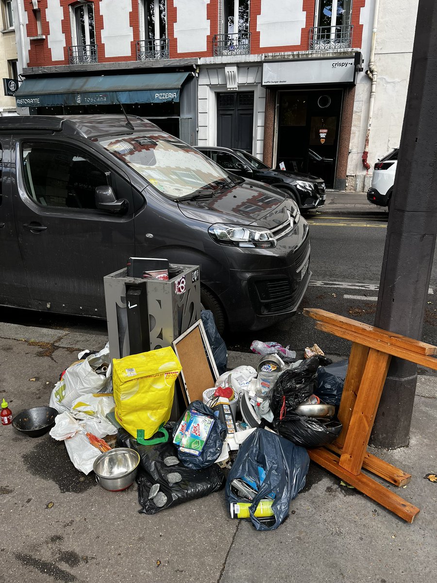 PBlettery's tweet photo. @mairie15 @Philippe_Goujon @GregoryCanal Par contre, au niveau propreté , quartier Georges Brassens , théâtre Silvia Monfort, c’est pas encore ça https://t.co/ZbXT10UqHa