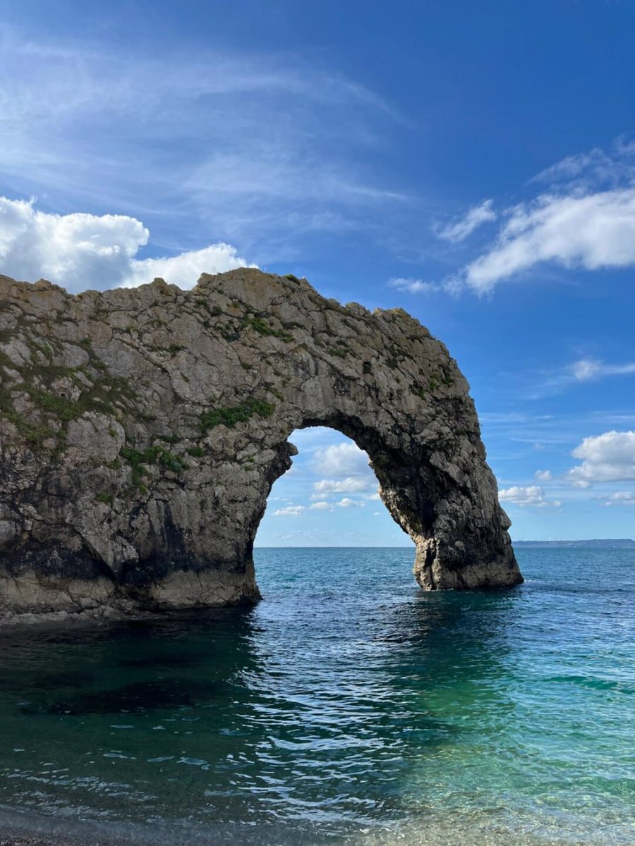 daisytlily's tweet photo. Sunday escape from London to Durdle Door. A one-day trip surrounded by nature, fresh air, and breathtaking views along the Jurassic Coast. Truly refreshing🤩 https://t.co/xp0TYZm5pk
