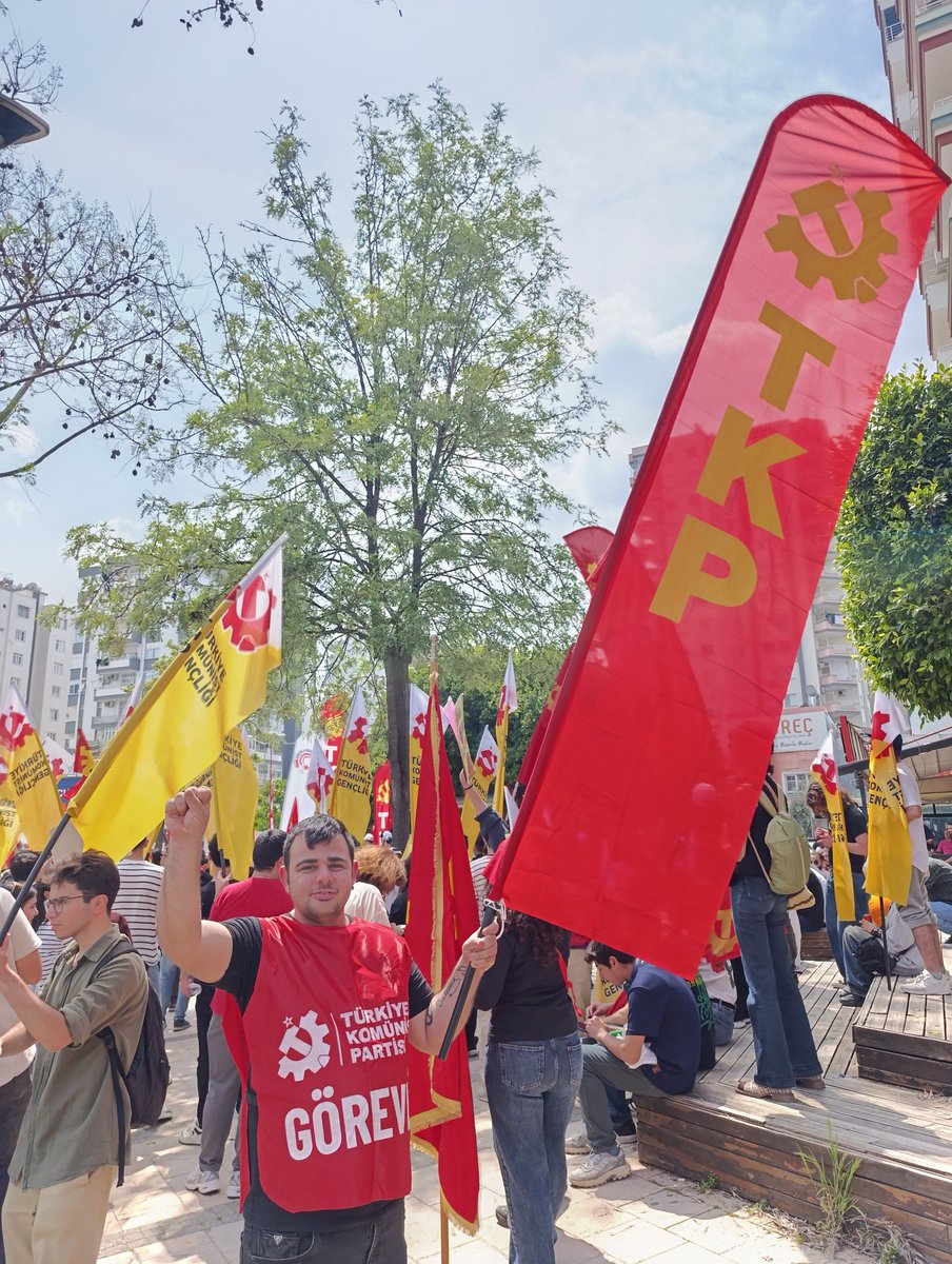 muhalif_twit's tweet photo. Türkiye işçi sınıfına selâm!
Selâm yaratana!
Tohumların tohumuna, serpilip gelişene selâm! https://t.co/XZ9rwBnPeb