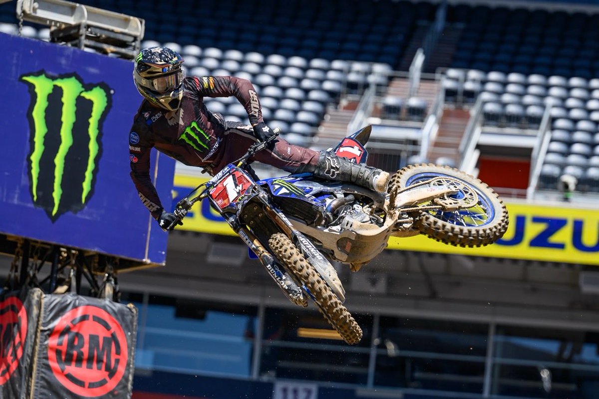 nikolas_luz's tweet photo. Haiden Deegan takes the win in Denver last night! Three in a row for the champ—back-to-back 250SX West titles locked in. Absolute beast on that Yamaha. #Supercross #250SX #HaidenDeegan #AMASupercross #MonsterEnergySupercross @HaidenDeegan @SupercrossLive @YamahaRacing @RacerXOnline @DirtBikeMagazine