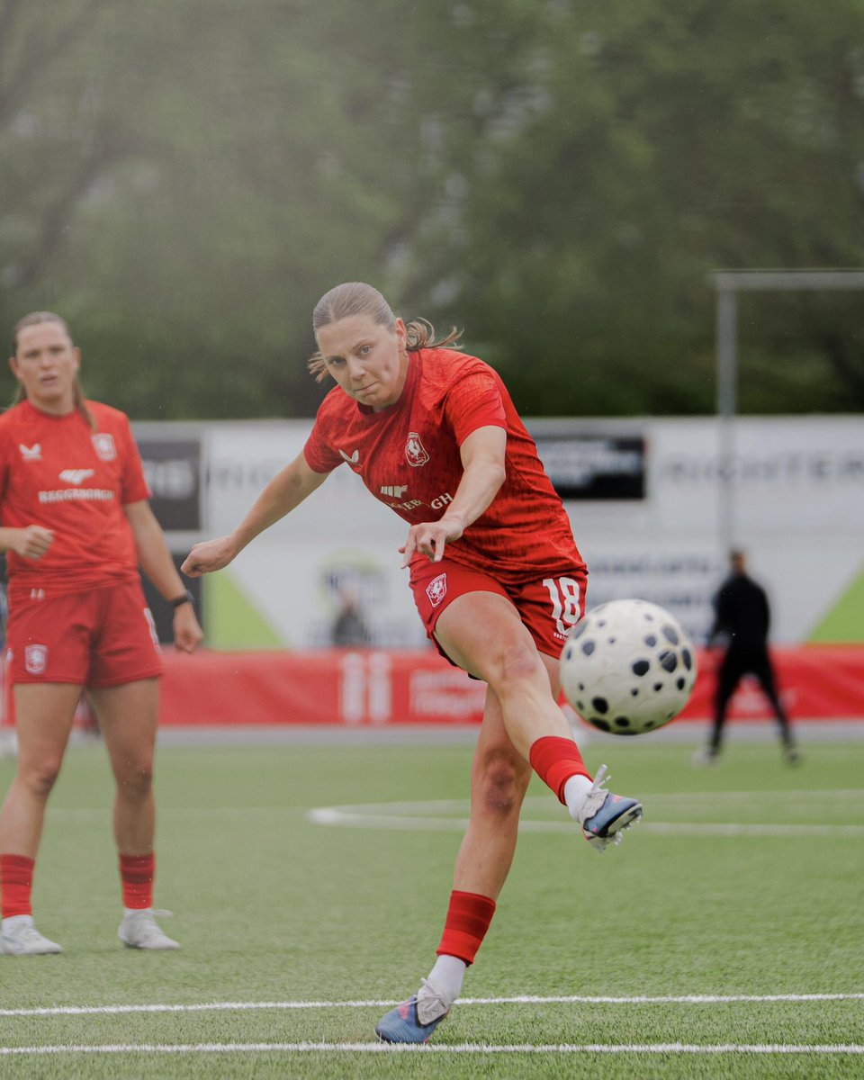 FCTwenteVrouwen's tweet photo. 🔴 Om 16.45 uur trappen we af tegen PEC Zwolle.

Volg alles via ons liveblog: https://t.co/r8Psfrjzk7

#TWEPEC https://t.co/tOoIe5sT87