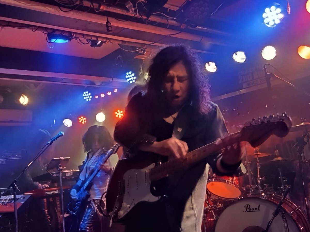 NorifumiShima's tweet photo. アースシェイカー工藤さんプレゼンツRainbowトリビュートツアー岡山無事終了しました！ほんとに楽しく演奏させて貰えて幸せでした。雨の中お集まりいただいた皆さん、ありがとうございました！明日は大阪！！
このテンションで激しくいきます！
是非お越しを！ https://t.co/qp4OksgoQX