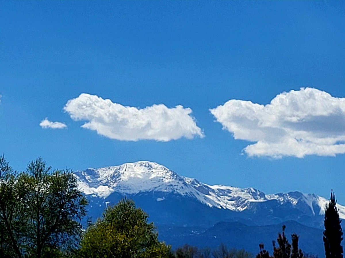TamiK_Colorado's tweet image. Beautiful day to you all from Colorful Colorado with love ❤️ 
#beautiful #sky over #PikesPeak #Colorado #NaturePhotography 🗻🌲💙