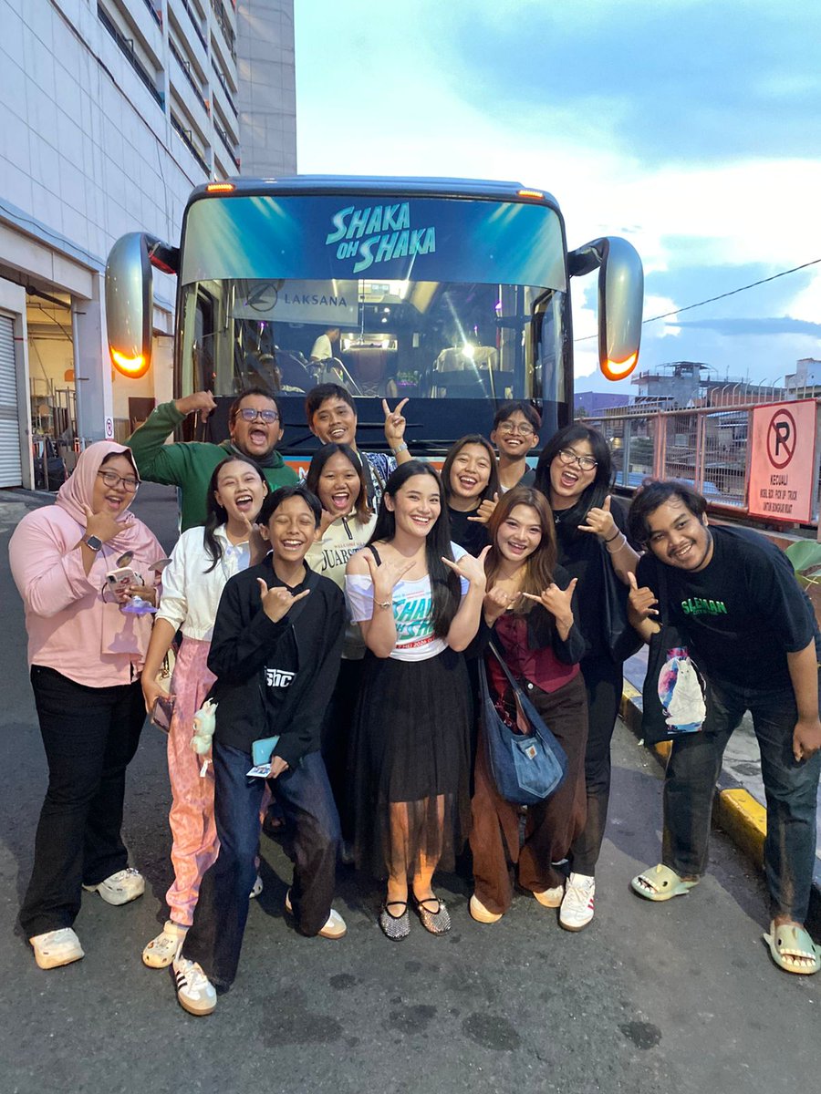 Ashelyticsby's tweet photo. Shaka oh Shaka Surabaya !!!!!

Makasih guys, see you di Gresik. 

@asheladz
#ShakaOhShaka 
#FilmShakaOhShaka https://t.co/BnzL5u6ZW5