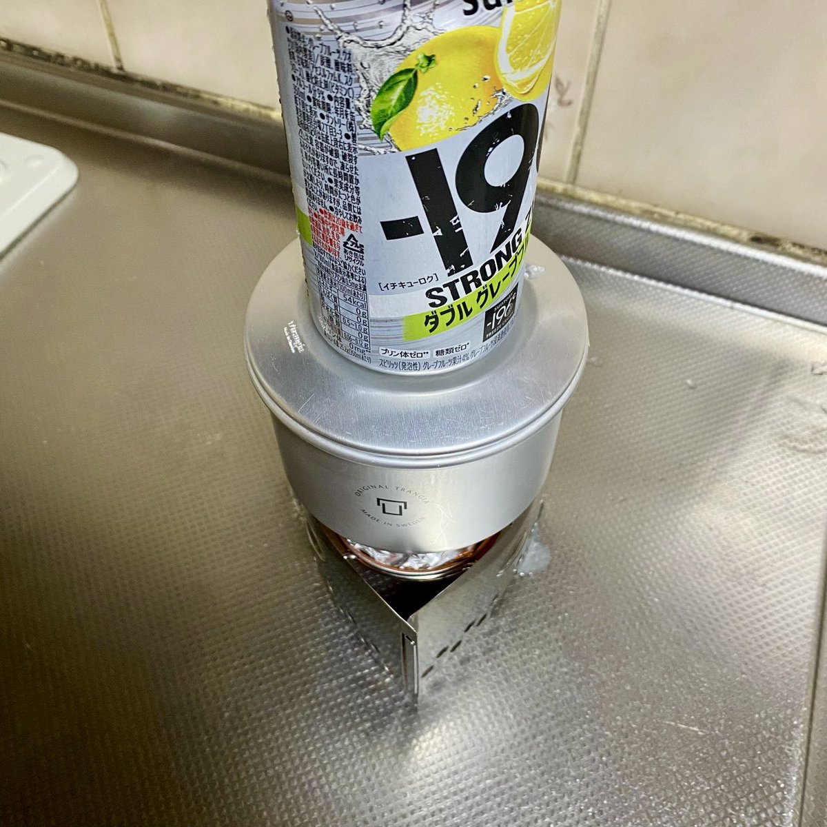 captain_ganmo's tweet photo. 沸騰すると吹きこぼれてきますが、ステンレスノブのリッドだと、出っ張りが低くて割となんでも重しになります。今回は飲み終わった酎ハイの缶に水を入れたのをのせてます。 https://t.co/wHB0KIcwv5