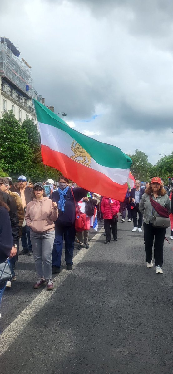 EboshiJasmine's tweet image. هم اکنون در پاریس 
پاینده ایران جاوید شاه 
#KingRezaPahlavi 
#FreeIran