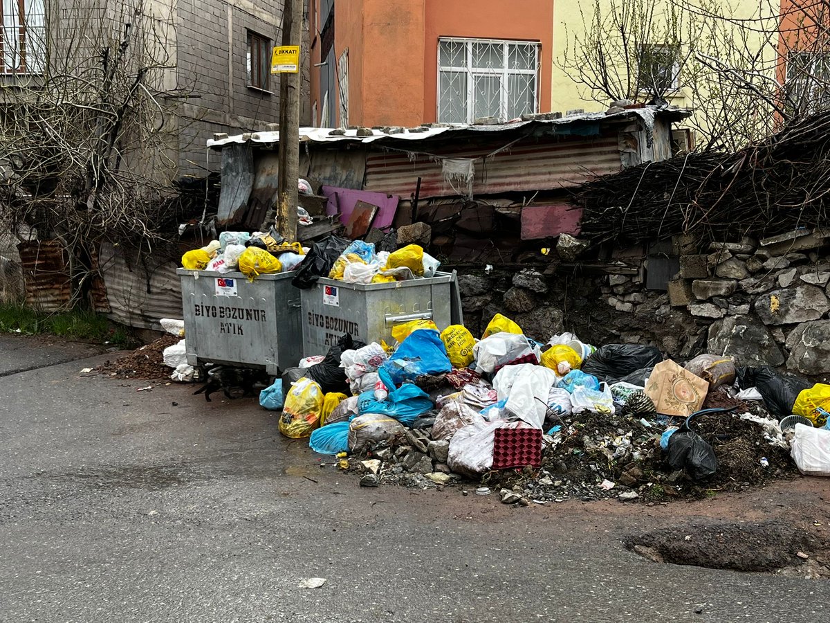 Hakkari’de 20 gündür ulaşım aksıyor, şimdide şehir çöpe terk ediliyor. 

Sürekli “her şey kontrol altında” “bütün kurumlarımız sahada” açıklamalarıyla gerçeği çarpıtıp çözüm üretemezsiniz. 

Bu tam bir yönetim krizi, bir ihmal ve vurdumduymazlıktır! Sokaklar, caddeler, mahalleler