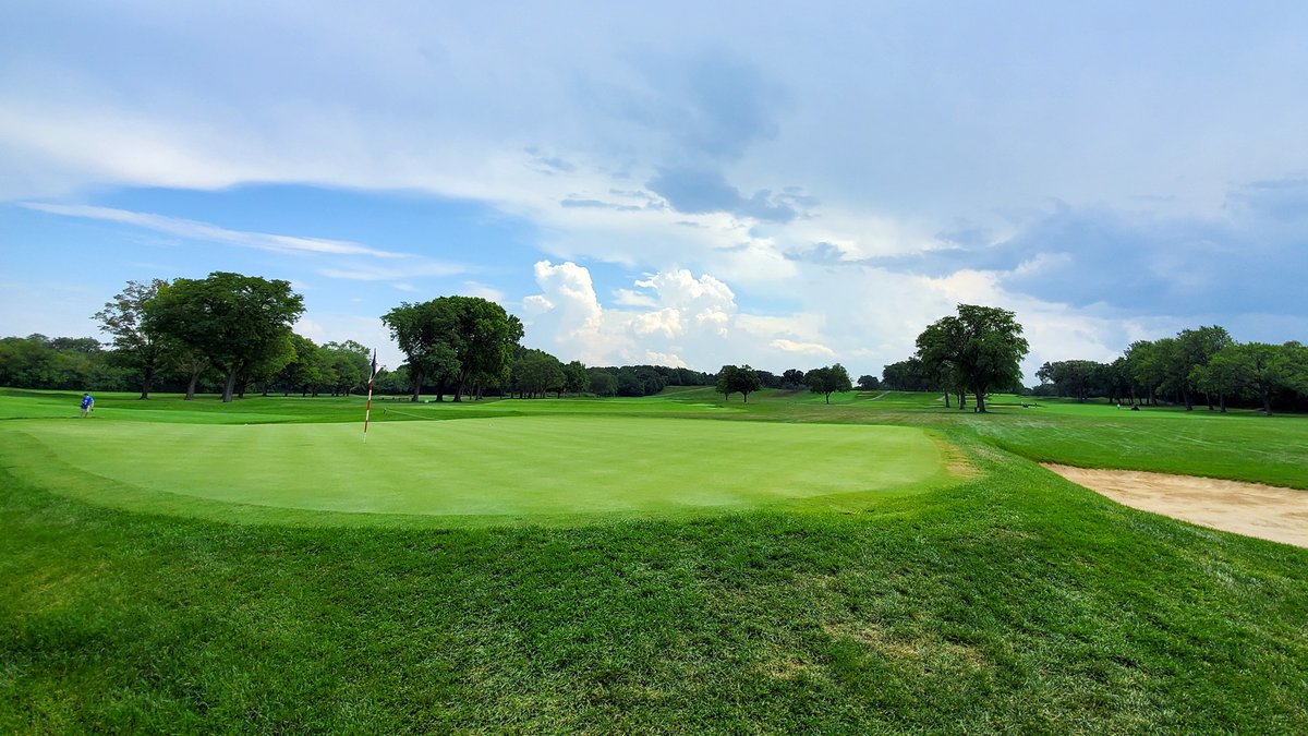 Golfaid's tweet photo. Beverly Country Club has it all—Donald Ross design, major championship history, and one of the best restorations in Chicago. Now with a new short course, practice facilities, and clubhouse renovation, it’s as relevant as ever.

https://t.co/HwRo5wS2QV

#ChicagoGolf #GolfHistory https://t.co/WP6q3p6Bai