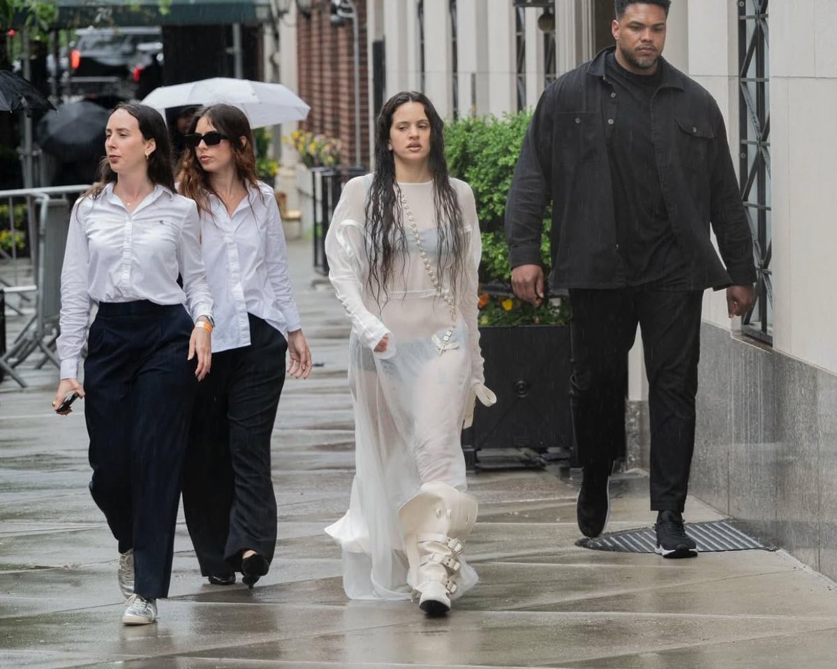 Hace 1 año, así llegaba ROSALÍA a su hotel antes de la Met Gala. Ahí comenzó la era LUX.