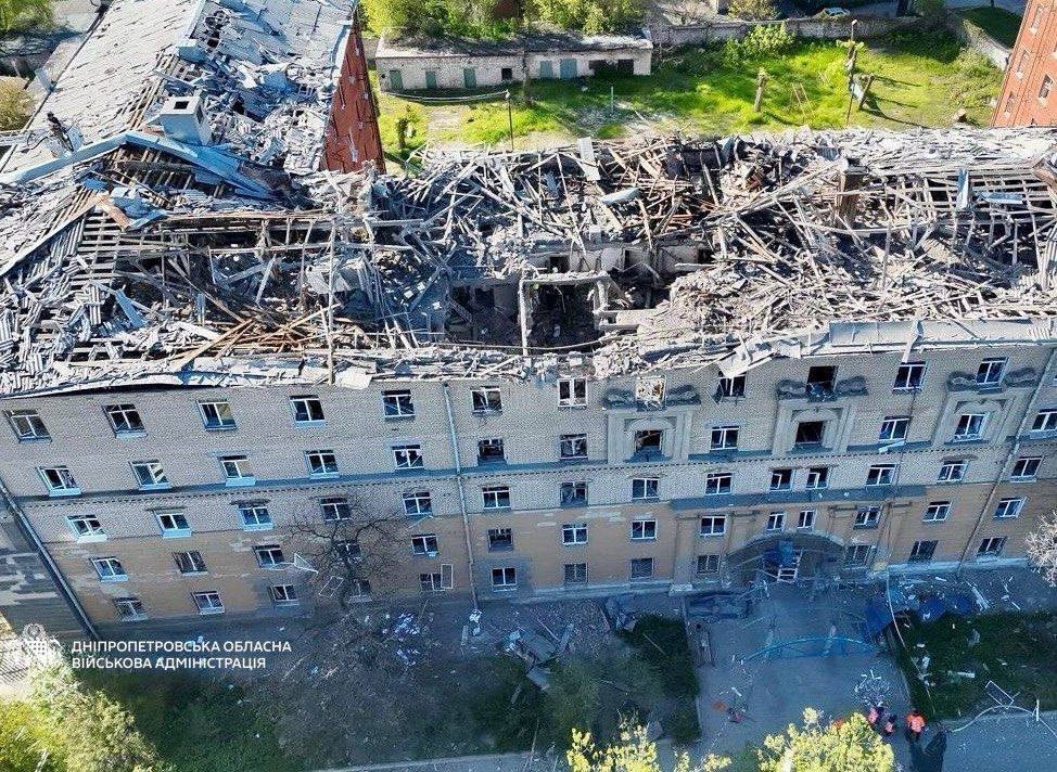 Выродки ударили по общежитию ДНУ в Днепре.

Россия ёбаный террорист