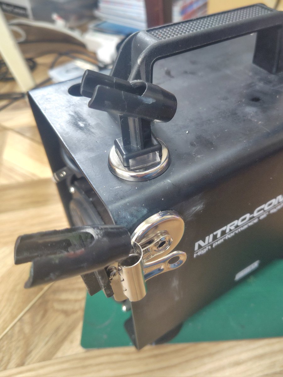 oyap2000's tweet photo. コンプレッサー(ニトロコンプ V1)のエアブラシスタンドが破損してしまったので、100均の磁石クリップで取り付け出来るようにしました。コンプレッサー本体に自由に取り付けられるので便利😆 https://t.co/dAmOOWTX6H