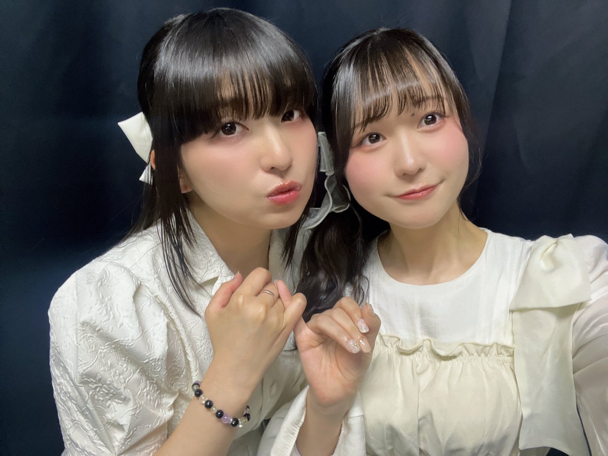 コラボ楽曲では、茜さんと
🎶コネクト／ClariS
を歌わせていただきました！

茜さんソロの革命道中にもダンダンダダダン！役でお手伝いできて楽しかったです✨️

事務所の先輩とこんなにはやく一緒に歌う機会をいただけて、本当に嬉しいです！！

白衣装合わせ、かわいいでしょ〜🤍໒꒱

#maruxenon