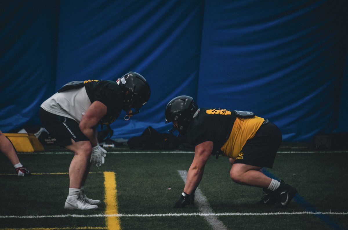 UWOFootball's tweet image. 𝗟𝗼𝗰𝗸𝗲𝗱 𝗶𝗻 for the last day of Spring Ball 🔒

#GoldStandard | #DYJ