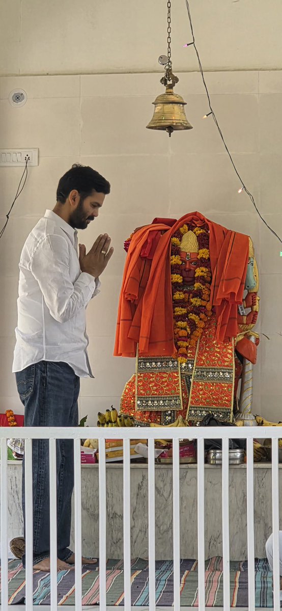 बीघापुर उन्नाव स्थित अग्रज वेणु रंजन भदौरिया जी के पैतृक गांव ओसियां
 में हमारे अभिभावक विश्व संवाद केंद्र के अध्यक्ष आदरणीय नरेंद्र भदौरिया जी द्वारा आयोजित पंचमुखी हनुमान हनुमान मंदिर की प्राण प्रतिष्ठा कार्यक्रम में उपस्थित हुआ , नरसिंह भगवान के प्रांगण में बरगद के वृक्ष तरे