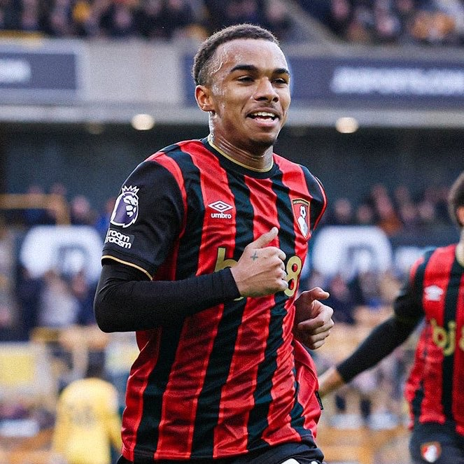 Vamos ver qual será o sortudo que ganhará a corrida por Eli Junior Kroupi

Um atacante de apenas 19 anos que nessa Premier League já marcou 12 gols, seu xG é 7,91 superou a expectativa em 4 gols, é um exímio finalizador, especialista nos pênaltis, muito rápido e vai muito bem nos