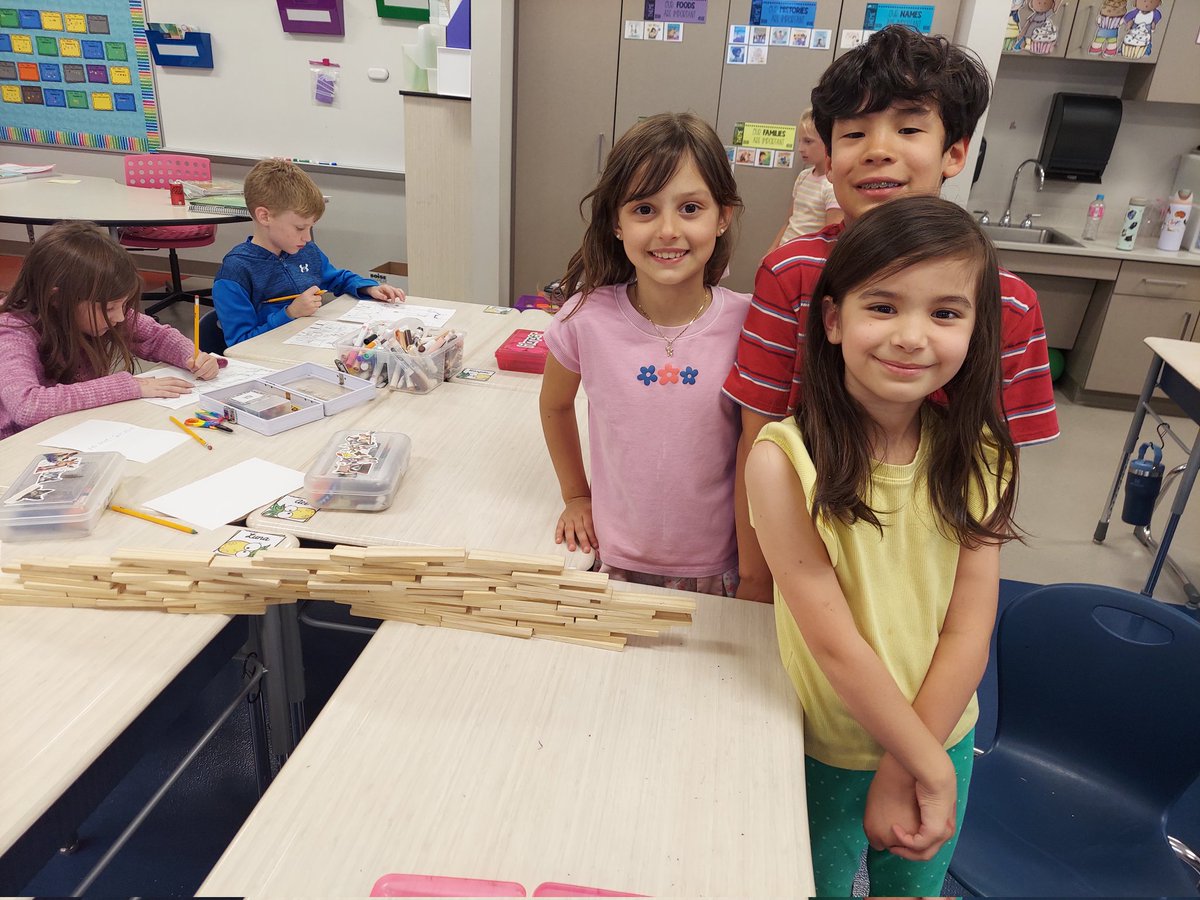 jsaunders2nd's tweet photo. From the "Mrs.Saunders, take my picture!" file. #MrsSaundersScholars #hawksSOARtogether #oneccps @OldHundredES https://t.co/YRRh2zFOeV