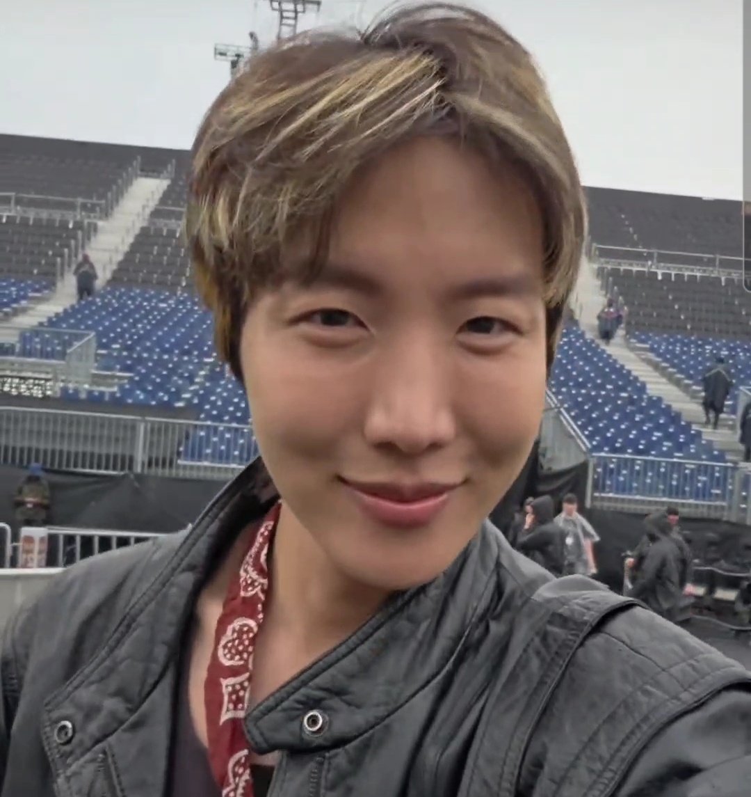 vhope love bot tweet media
