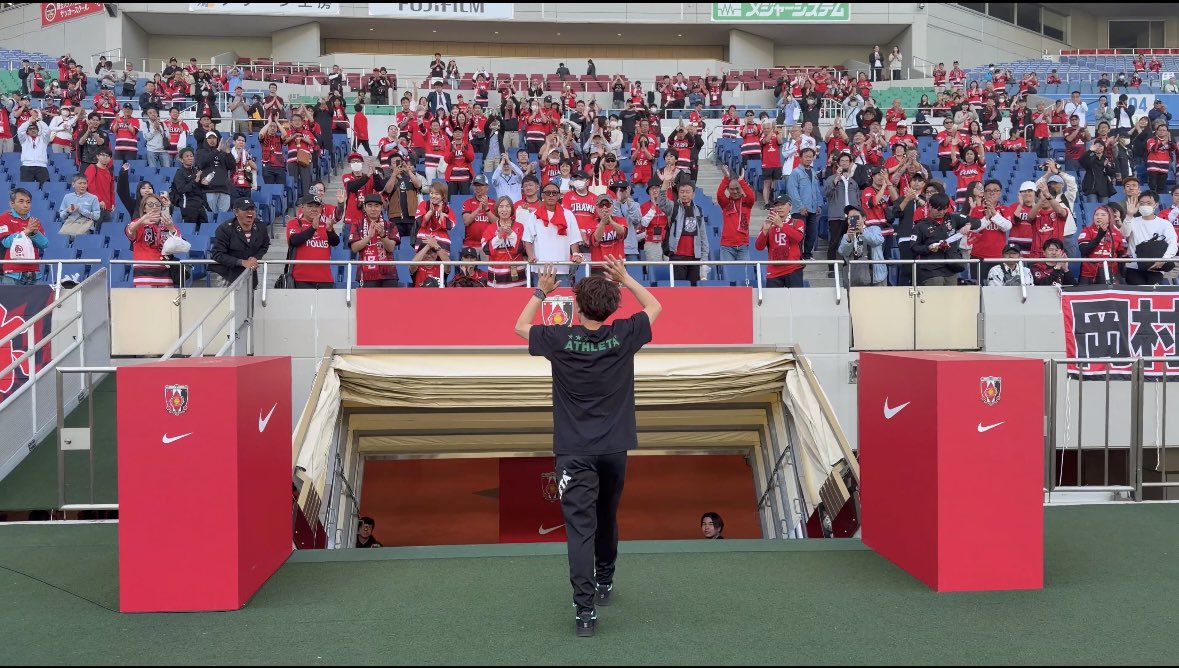 iwashi_azu1014's tweet photo. 最後のレッズ戦。
もちろん在籍歴はありませんが、
ライバルのみなさんに最後の挨拶。
きっとみなさんにとっては嫌いな緑の人間だったでしょう。
しかし温かい声援と拍手とコールと…本当に嬉しかったです。
長い間、共に戦い続けたことを誇りに思います。ありがとうございました。 https://t.co/d207f5AXXn