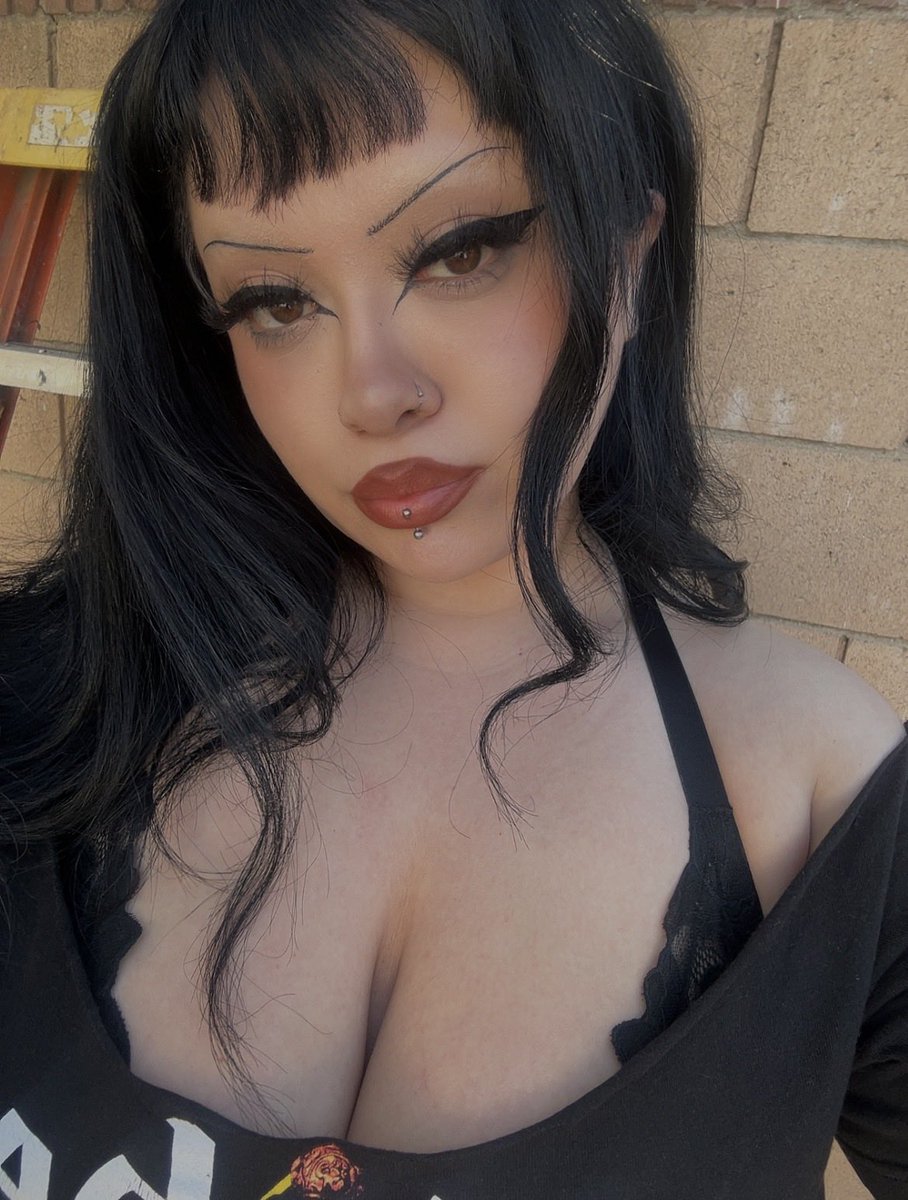 Izzy 🦇 tweet media