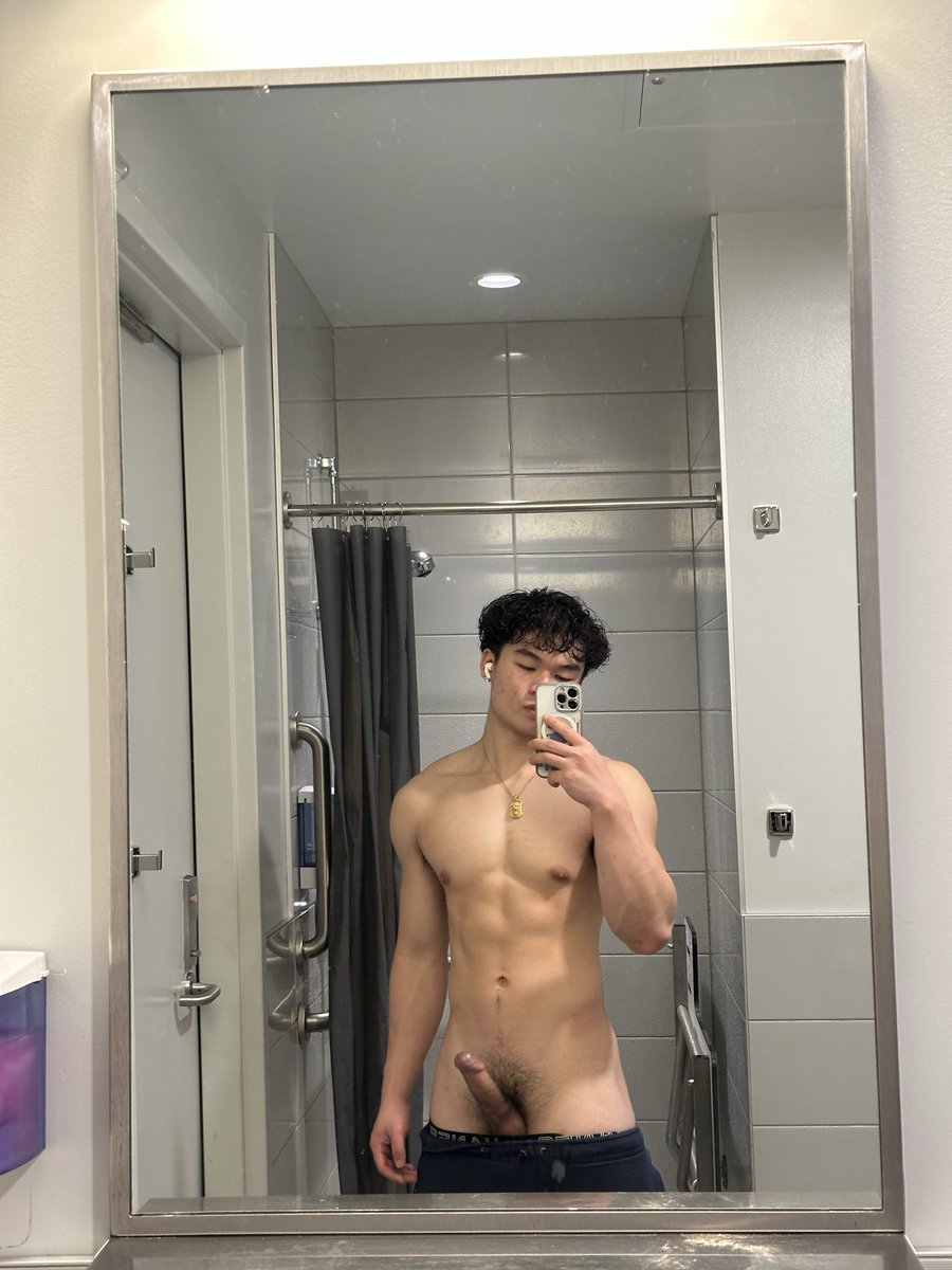 asian_tap's tweet photo. Someone dm me I’m bored https://t.co/V2ussvhTAO