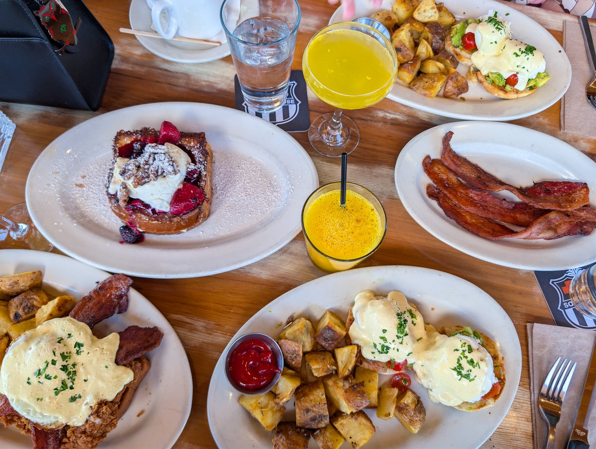 squishipup's tweet photo. Took my mama and the roomies out to brunch  :3 https://t.co/gHB2DMCi5K