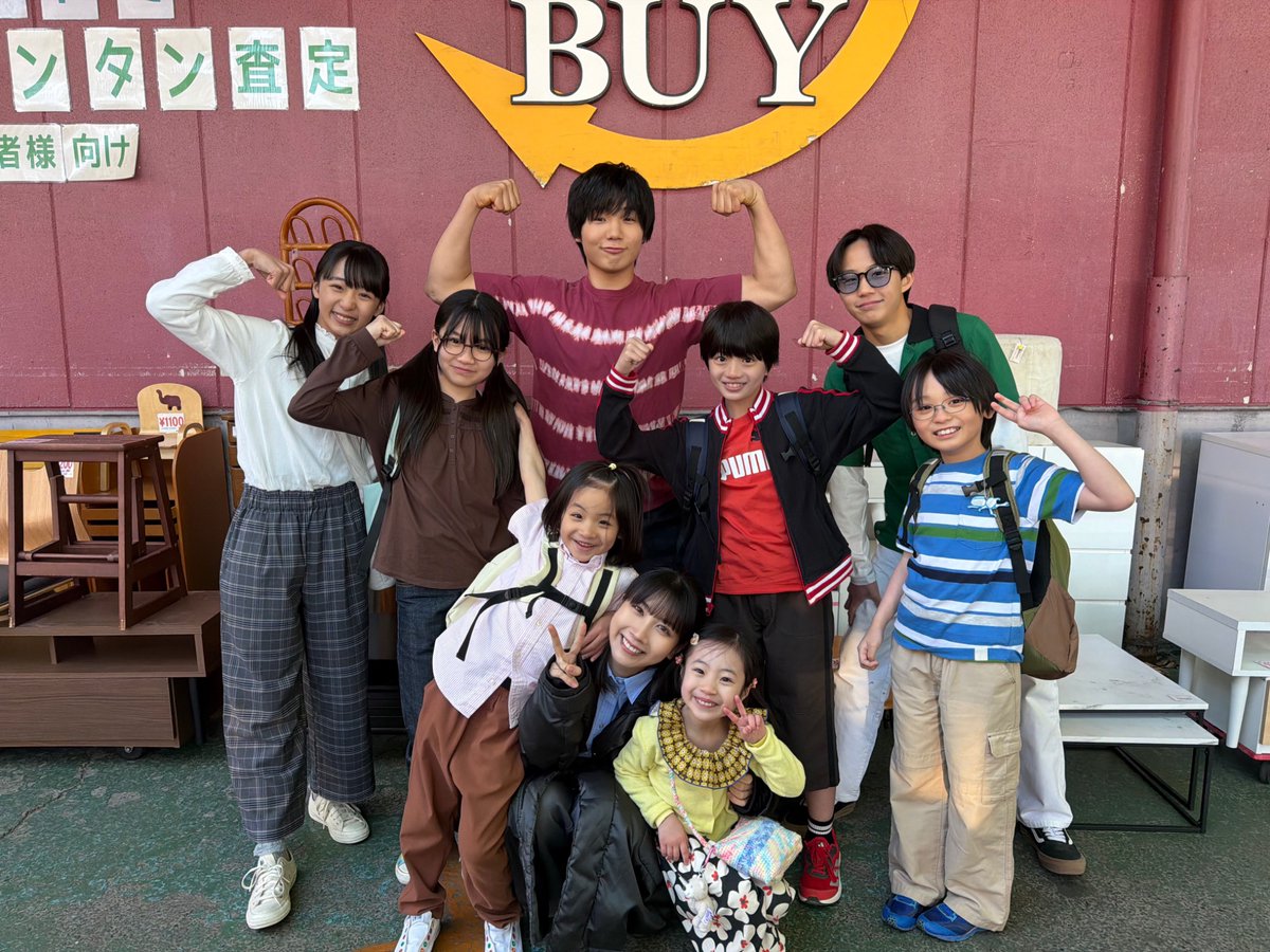 tatsuki_ntv's tweet photo. #タツキ先生は甘すぎる！

リサイクルショップで📸
みんなでマッチョポーズ💪🏻

5話の印象に残ったシーンはどこでしたか？
ぜひ教えてください🚀
🩵TVer
https://t.co/cwO2K0urfn

💚Hulu
https://t.co/BpRpN04Yz8

⋆͛🎨 【第𝟔話】𝟓月𝟏𝟔日(土)よる𝟗時🎨⋆͛
町田啓太
松本穂香
寺田心 https://t.co/gR96sFEfvU