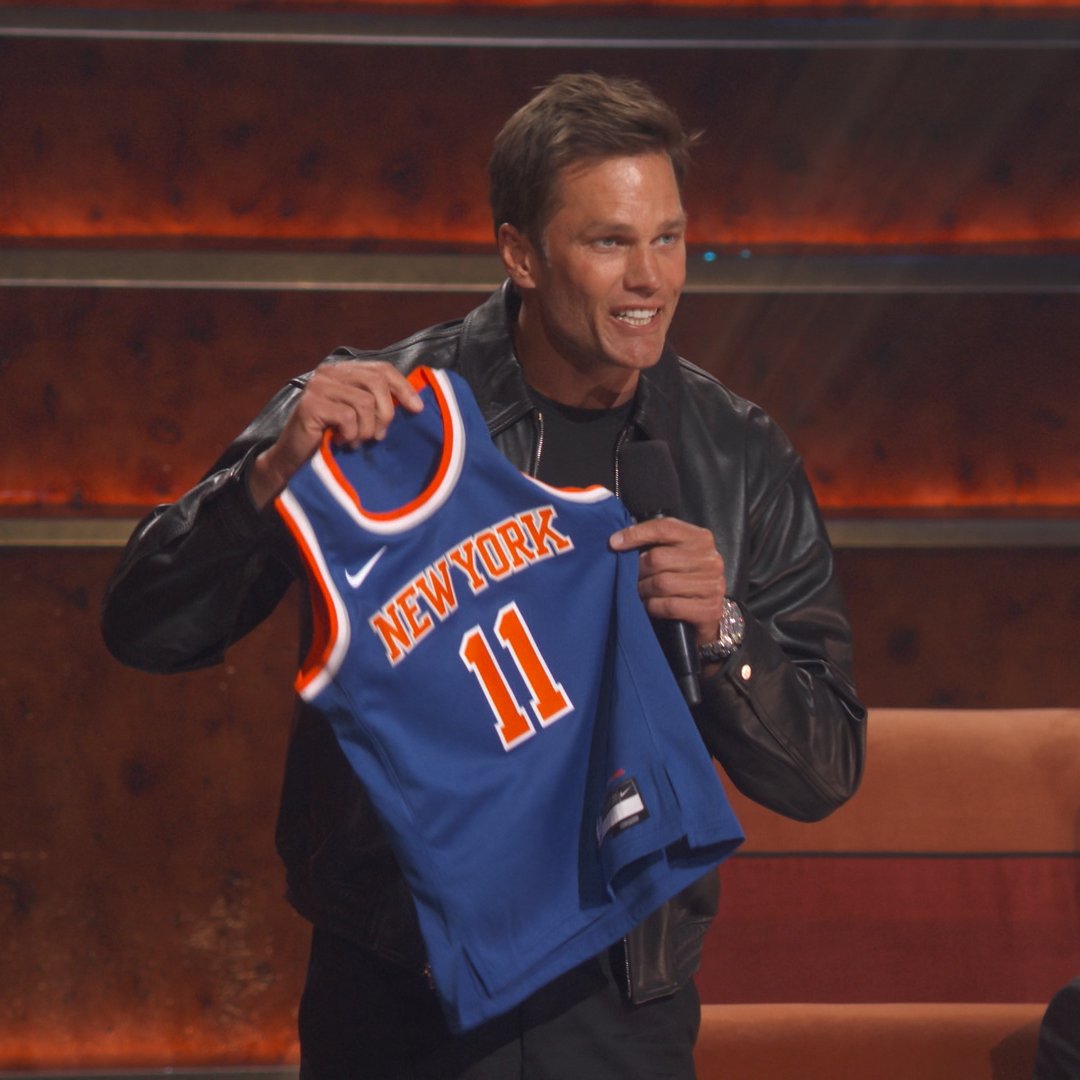 Tom Brady gifts Kevin Hart a Knicks jersey ❤️#KevinHartRoast
