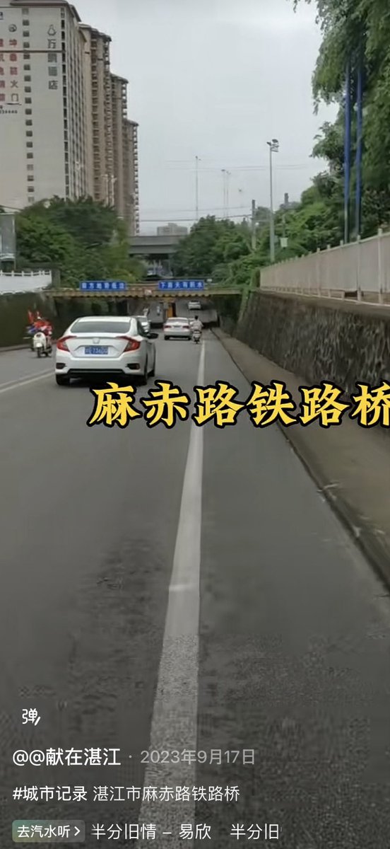 micione10's tweet photo. @Inayet1381171 @LUOXIANG_PMTQ @le47269563 跟绕行有半毛钱关系 这种路没有限高杆桥底也过不去大巴 https://t.co/Qf1vqtEYKO