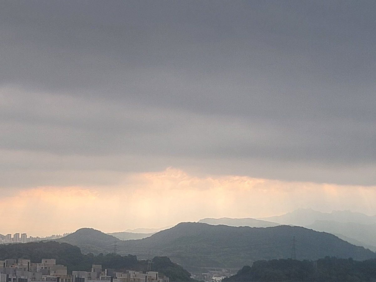 Stern_men's tweet photo. 매일 아침 북한산과 관악산을 본다.
오늘 본 관악산은 또 새롭다. https://t.co/Uck56Ot7ZT