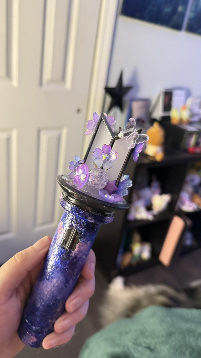 timetobe_brave's tweet photo. Then began the process of adding the gems. I would stop every now and again to test to see how the light came through the gems. I did rhinestone the edge of the logo as well as the base https://t.co/qWpp3R4Qo6