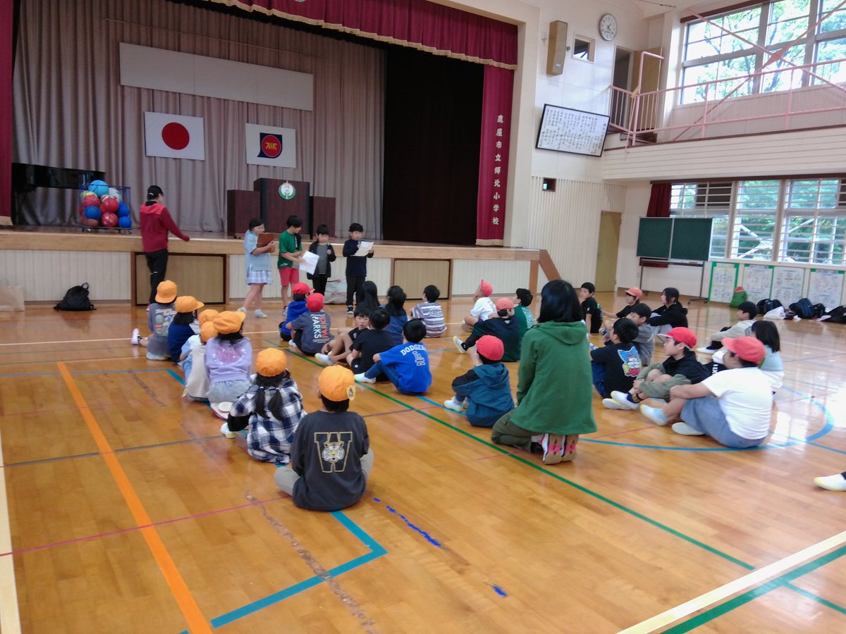 nishimata_esc's tweet photo. 【春の一日遠足】
　先日、全校児童の春の一日遠足がありました。
鹿屋市民族館～輝北天球館～輝北小学校体育館。
雨天のため、輝北小学校体育館で昼食・レクレーション・１年生を迎える会をしました。心よく体育館を貸していただき輝北小学校の先生方、ありがとうございました。 https://t.co/uFox1BfkHx