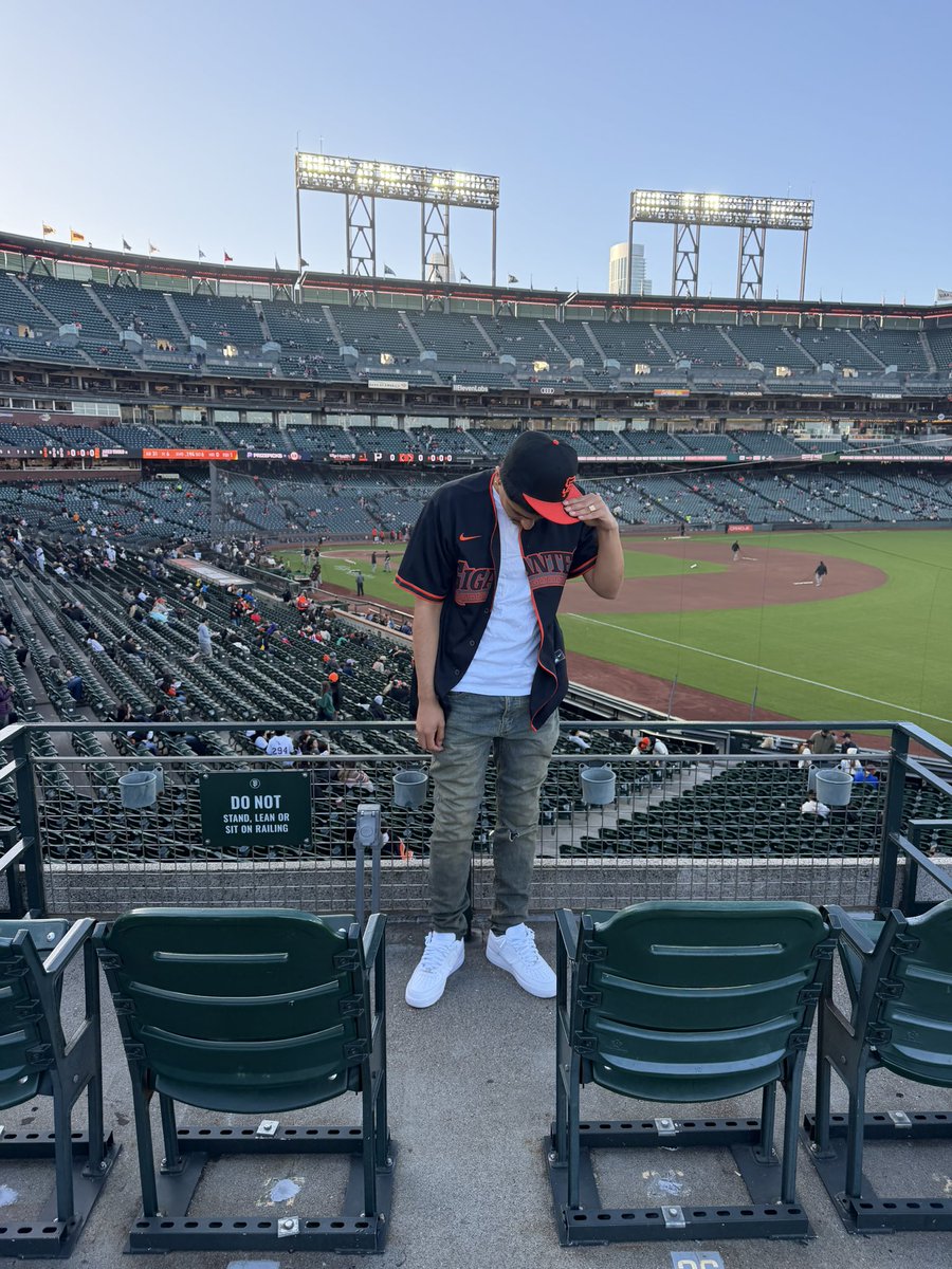 _lullg's tweet photo. Born &amp; Raised 🖤🧡 #sfgiants #liveitup https://t.co/VkFjh0gSEQ