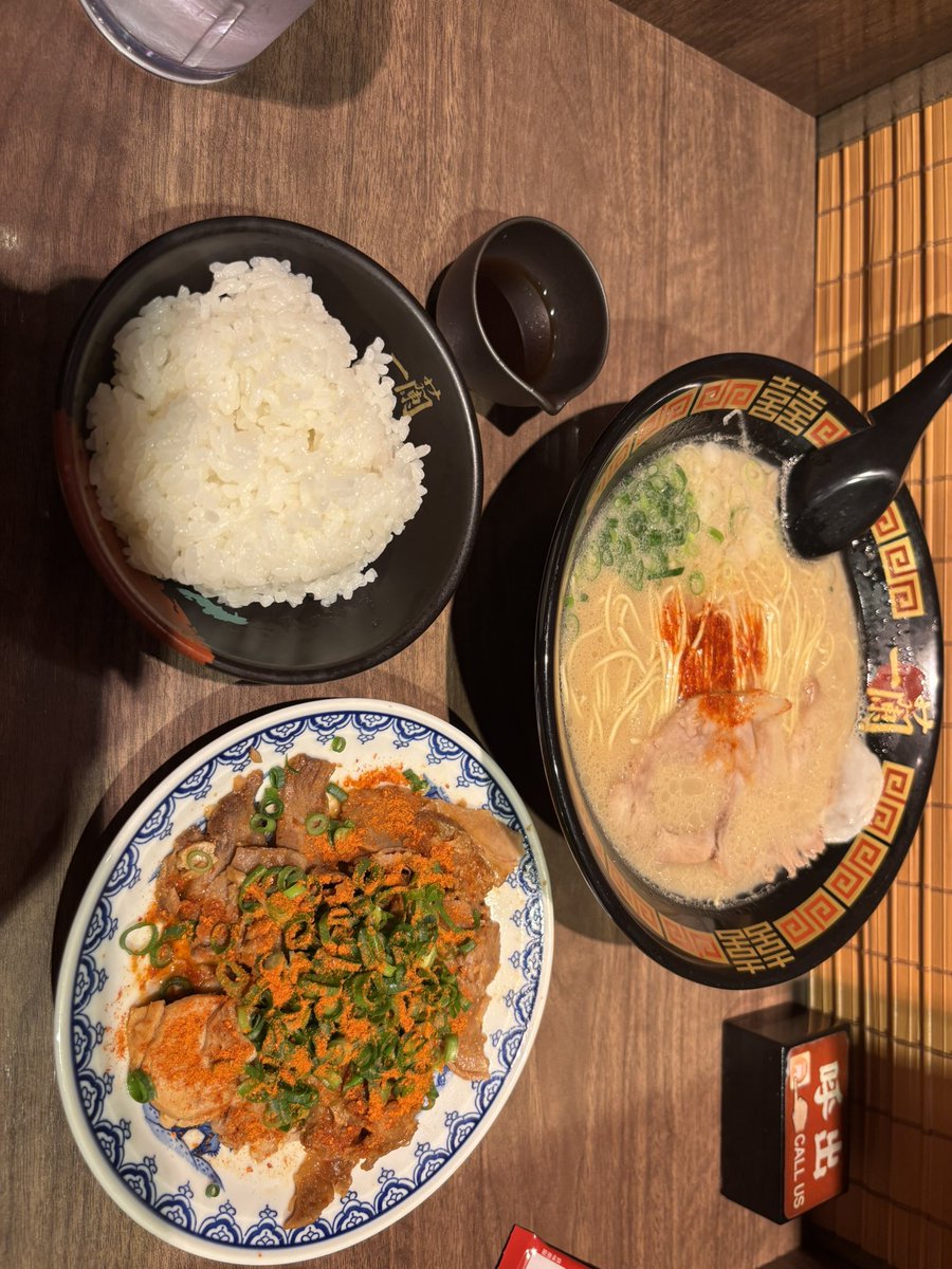 bakukake777's tweet photo. 夜勤明けで食うこれがかけちセットです https://t.co/bsYZ0ZdV9M