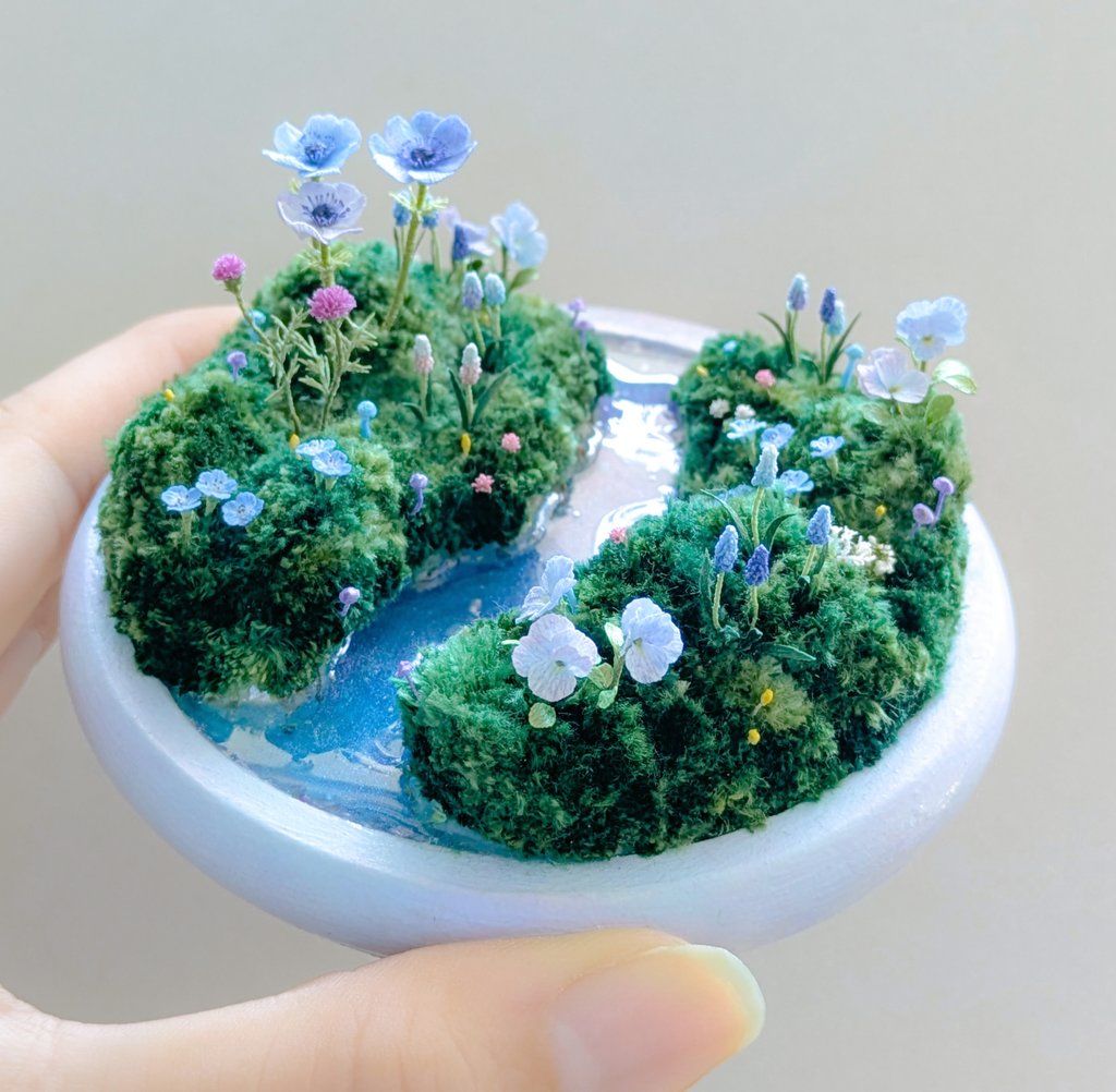 世界のみなさん、こんにちは。

固めた刺繍糸だけで作った色とりどりの花やきのこが楽しめる、妖精の世界の花畑が出来ました。
芝も全部刺繍糸です。
めちゃくちゃ頑張ったので、是非見てほしい…！