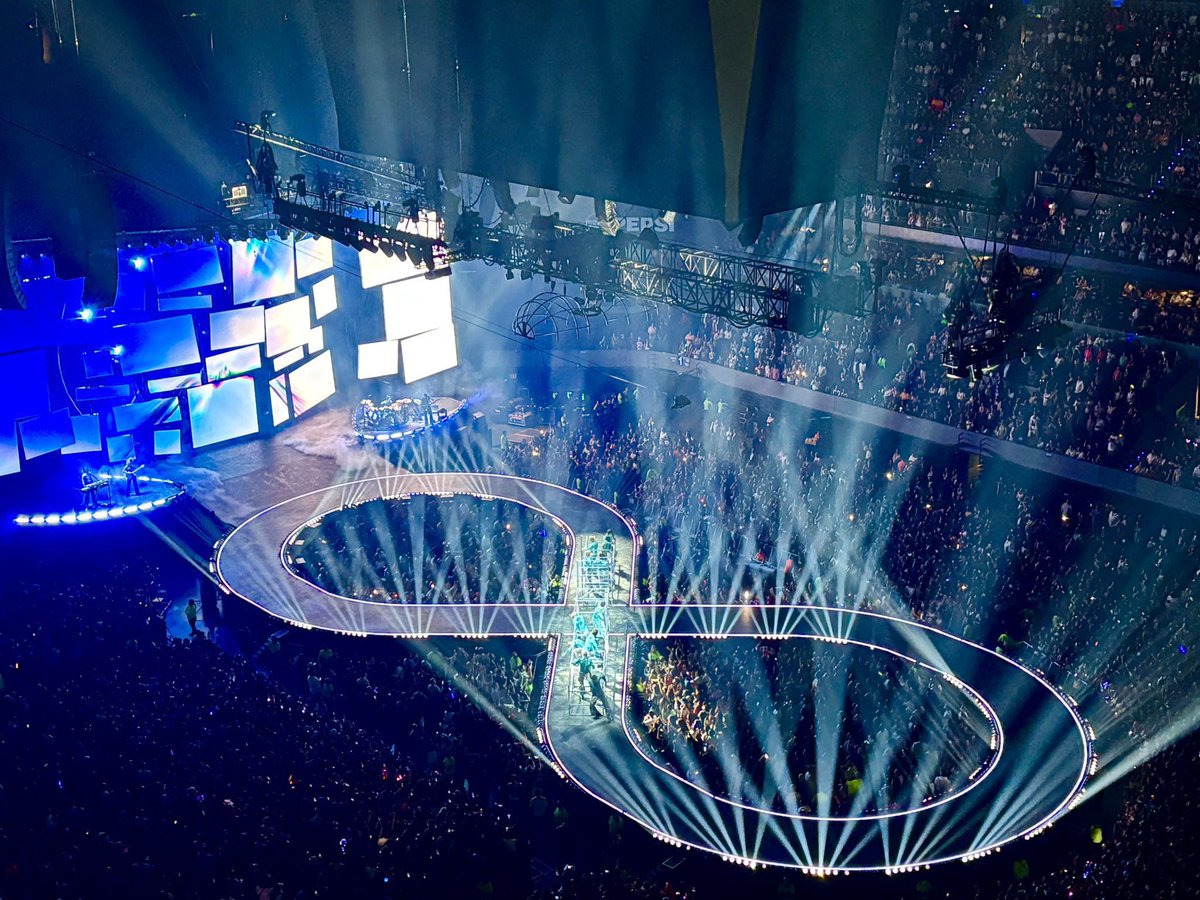inkatheryn's tweet photo. the way Katy Perry’s tour stages are always so ICONIC, can’t wait for what’s coming next!!!  🤩♥️🔥 https://t.co/7Q0iXMwlJR