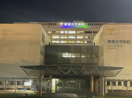 down_11's tweet photo. 💙💚 愛媛大学病院が青と緑にライトアップ 💚💙

5月の第1火曜日は #世界喘息デー（#WorldAsthmaDay）

喘息啓発のシンボルカラーである青と緑に、愛媛大学医学部附属病院 が彩られました✨
（5月7日から10日にかけて実施）

「喘息で困る子どもたちが１人でも少なくなりますように」 https://t.co/XENYrjttoF